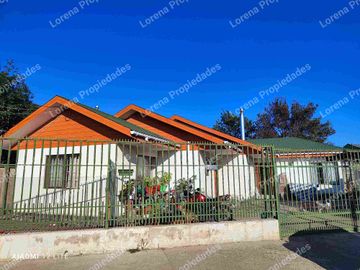 CASA DE UN PISO CON PATIO, TRONCOS VIEJOS