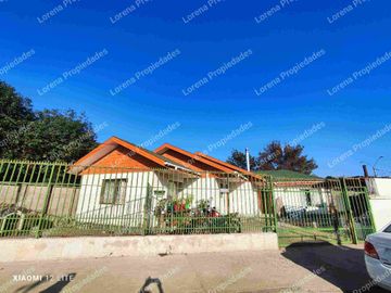 CASA DE UN PISO CON PATIO, TRONCOS VIEJOS