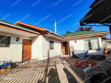 CASA DE UN PISO CON PATIO, TRONCOS VIEJOS