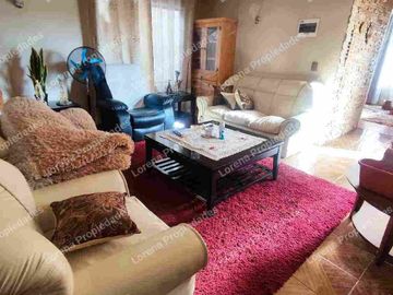 CASA DE UN PISO CON PATIO, TRONCOS VIEJOS