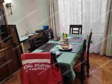 CASA DE UN PISO CON PATIO, TRONCOS VIEJOS