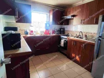 CASA DE UN PISO CON PATIO, TRONCOS VIEJOS