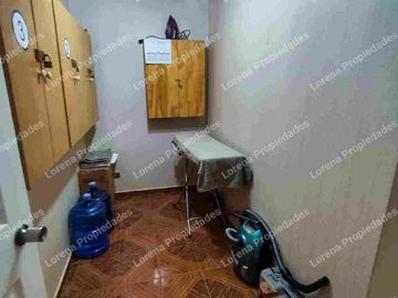CASA DE UN PISO CON PATIO, TRONCOS VIEJOS