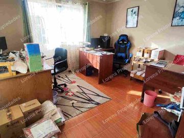 CASA DE UN PISO CON PATIO, TRONCOS VIEJOS