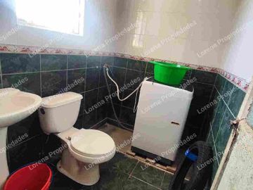CASA DE UN PISO CON PATIO, TRONCOS VIEJOS