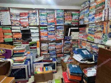 CASA DE UN PISO CON PATIO, TRONCOS VIEJOS