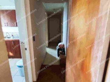 CASA DE UN PISO CON PATIO, TRONCOS VIEJOS