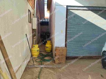CASA DE UN PISO CON PATIO, TRONCOS VIEJOS