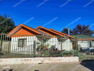 CASA DE UN PISO CON PATIO, TRONCOS VIEJOS