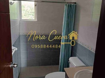 VENTA AMPLIA CASA ESQUINERA 150,44m2 ÁREA ÚTIL 333.18m2 DE JARDINES ESPECTACULAR VISTA