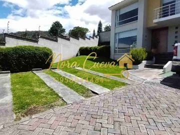VENTA AMPLIA CASA ESQUINERA 150,44m2 ÁREA ÚTIL 333.18m2 DE JARDINES ESPECTACULAR VISTA
