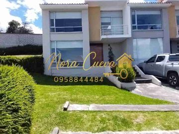 VENTA AMPLIA CASA ESQUINERA 150,44m2 ÁREA ÚTIL 333.18m2 DE JARDINES ESPECTACULAR VISTA