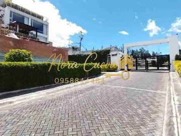 VENTA AMPLIA CASA ESQUINERA 150,44m2 ÁREA ÚTIL 333.18m2 DE JARDINES ESPECTACULAR VISTA