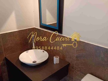 VENTA AMPLIA CASA ESQUINERA 150,44m2 ÁREA ÚTIL 333.18m2 DE JARDINES ESPECTACULAR VISTA