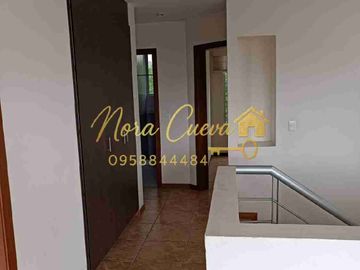 VENTA AMPLIA CASA ESQUINERA 150,44m2 ÁREA ÚTIL 333.18m2 DE JARDINES ESPECTACULAR VISTA