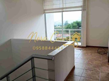VENTA AMPLIA CASA ESQUINERA 150,44m2 ÁREA ÚTIL 333.18m2 DE JARDINES ESPECTACULAR VISTA