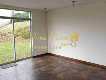 VENTA AMPLIA CASA ESQUINERA 150,44m2 ÁREA ÚTIL 333.18m2 DE JARDINES ESPECTACULAR VISTA