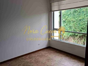 VENTA AMPLIA CASA ESQUINERA 150,44m2 ÁREA ÚTIL 333.18m2 DE JARDINES ESPECTACULAR VISTA