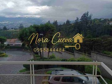 VENTA AMPLIA CASA ESQUINERA 150,44m2 ÁREA ÚTIL 333.18m2 DE JARDINES ESPECTACULAR VISTA