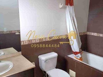 VENTA AMPLIA CASA ESQUINERA 150,44m2 ÁREA ÚTIL 333.18m2 DE JARDINES ESPECTACULAR VISTA