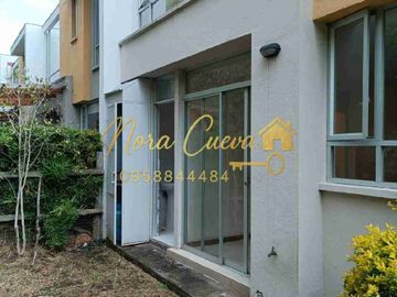 VENTA AMPLIA CASA ESQUINERA 150,44m2 ÁREA ÚTIL 333.18m2 DE JARDINES ESPECTACULAR VISTA