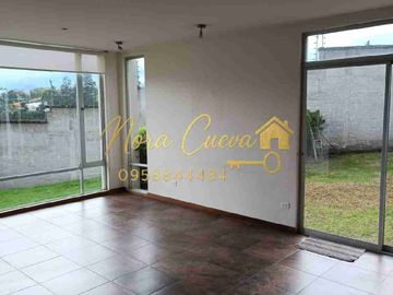 VENTA AMPLIA CASA ESQUINERA 150,44m2 ÁREA ÚTIL 333.18m2 DE JARDINES ESPECTACULAR VISTA