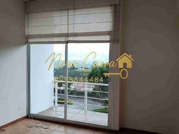 VENTA AMPLIA CASA ESQUINERA 150,44m2 ÁREA ÚTIL 333.18m2 DE JARDINES ESPECTACULAR VISTA