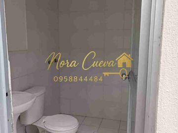 VENTA AMPLIA CASA ESQUINERA 150,44m2 ÁREA ÚTIL 333.18m2 DE JARDINES ESPECTACULAR VISTA