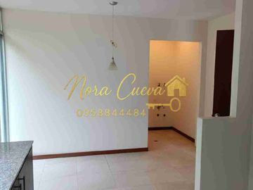 VENTA AMPLIA CASA ESQUINERA 150,44m2 ÁREA ÚTIL 333.18m2 DE JARDINES ESPECTACULAR VISTA