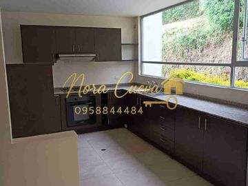 VENTA AMPLIA CASA ESQUINERA 150,44m2 ÁREA ÚTIL 333.18m2 DE JARDINES ESPECTACULAR VISTA