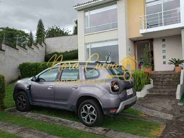 VENTA AMPLIA CASA ESQUINERA 150,44m2 ÁREA ÚTIL 333.18m2 DE JARDINES ESPECTACULAR VISTA