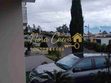 VENTA AMPLIA CASA ESQUINERA 150,44m2 ÁREA ÚTIL 333.18m2 DE JARDINES ESPECTACULAR VISTA