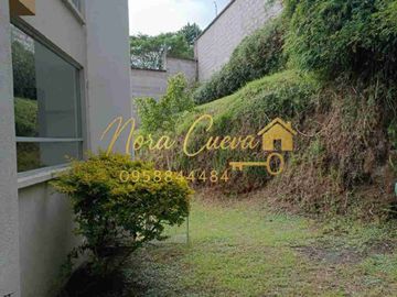 VENTA AMPLIA CASA ESQUINERA 150,44m2 ÁREA ÚTIL 333.18m2 DE JARDINES ESPECTACULAR VISTA