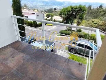 VENTA AMPLIA CASA ESQUINERA 150,44m2 ÁREA ÚTIL 333.18m2 DE JARDINES ESPECTACULAR VISTA