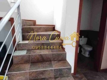 VENTA AMPLIA CASA ESQUINERA 150,44m2 ÁREA ÚTIL 333.18m2 DE JARDINES ESPECTACULAR VISTA