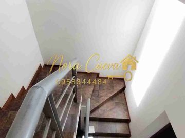 VENTA AMPLIA CASA ESQUINERA 150,44m2 ÁREA ÚTIL 333.18m2 DE JARDINES ESPECTACULAR VISTA