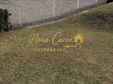 VENTA AMPLIA CASA ESQUINERA 150,44m2 ÁREA ÚTIL 333.18m2 DE JARDINES ESPECTACULAR VISTA