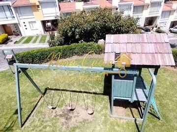 VENTA AMPLIA CASA ESQUINERA 150,44m2 ÁREA ÚTIL 333.18m2 DE JARDINES ESPECTACULAR VISTA