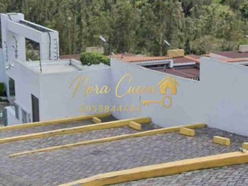 VENTA AMPLIA CASA ESQUINERA 150,44m2 ÁREA ÚTIL 333.18m2 DE JARDINES ESPECTACULAR VISTA