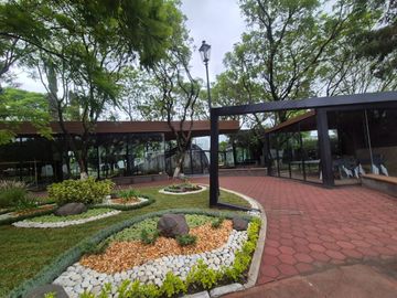 CASA EN VENTA UBICADA EN PUERTA DE HIERRO. TIENE 4 RECAMARAS CADA UNA CON BAÑO, Y UNA RECAMARA PLANTA BAJA