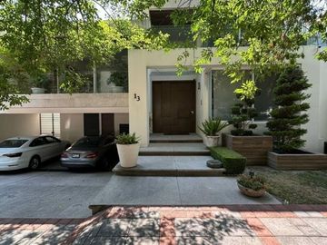 CASA EN VENTA UBICADA EN PUERTA DE HIERRO. TIENE 4 RECAMARAS CADA UNA CON BAÑO, Y UNA RECAMARA PLANTA BAJA