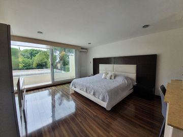 CASA EN VENTA UBICADA EN PUERTA DE HIERRO. TIENE 4 RECAMARAS CADA UNA CON BAÑO, Y UNA RECAMARA PLANTA BAJA
