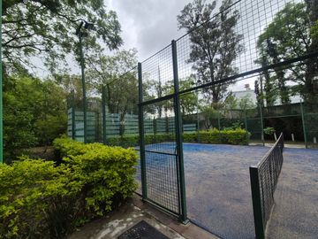 CASA EN VENTA UBICADA EN PUERTA DE HIERRO. TIENE 4 RECAMARAS CADA UNA CON BAÑO, Y UNA RECAMARA PLANTA BAJA
