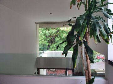 CASA EN VENTA UBICADA EN PUERTA DE HIERRO. TIENE 4 RECAMARAS CADA UNA CON BAÑO, Y UNA RECAMARA PLANTA BAJA