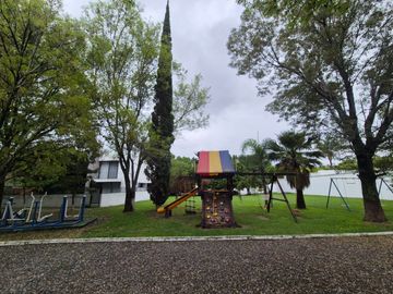 CASA EN VENTA UBICADA EN PUERTA DE HIERRO. TIENE 4 RECAMARAS CADA UNA CON BAÑO, Y UNA RECAMARA PLANTA BAJA