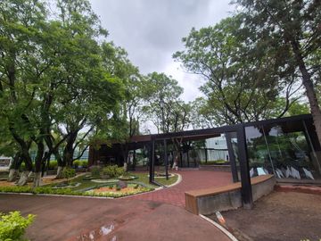 CASA EN VENTA UBICADA EN PUERTA DE HIERRO. TIENE 4 RECAMARAS CADA UNA CON BAÑO, Y UNA RECAMARA PLANTA BAJA