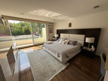 CASA EN VENTA UBICADA EN PUERTA DE HIERRO. TIENE 4 RECAMARAS CADA UNA CON BAÑO, Y UNA RECAMARA PLANTA BAJA