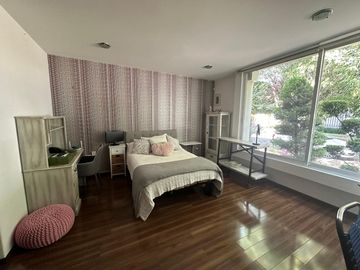 CASA EN VENTA UBICADA EN PUERTA DE HIERRO. TIENE 4 RECAMARAS CADA UNA CON BAÑO, Y UNA RECAMARA PLANTA BAJA