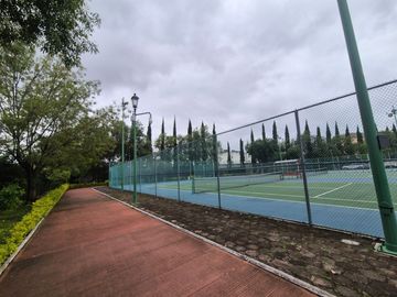 CASA EN VENTA UBICADA EN PUERTA DE HIERRO. TIENE 4 RECAMARAS CADA UNA CON BAÑO, Y UNA RECAMARA PLANTA BAJA