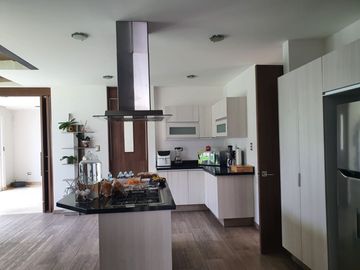 CASA EN VENTA UBICADA EN PUERTA DE HIERRO. TIENE 4 RECAMARAS CADA UNA CON BAÑO, Y UNA RECAMARA PLANTA BAJA